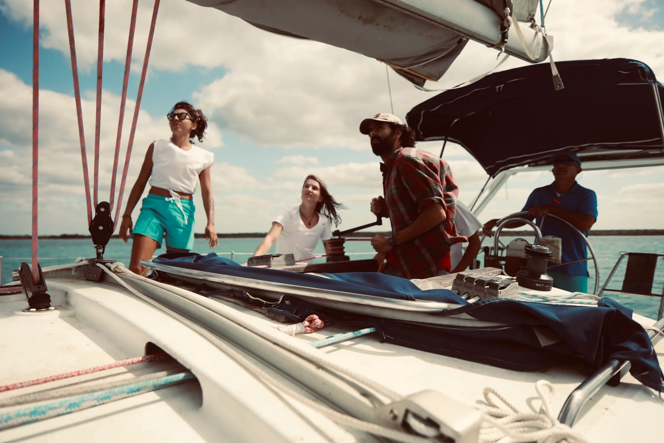 Alumnos del curso PER practicando a bordo en la laguna de Bacalar